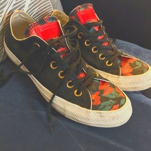 Converse chucks black with roses on tongue